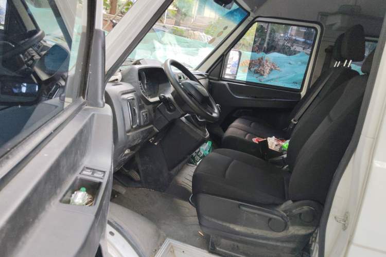 Used Iveco Daily 2023 2.5T V40 Van Long Wheelbase Mid-Roof Design Dual Tires Side-Swing Doors 2-3 Seater