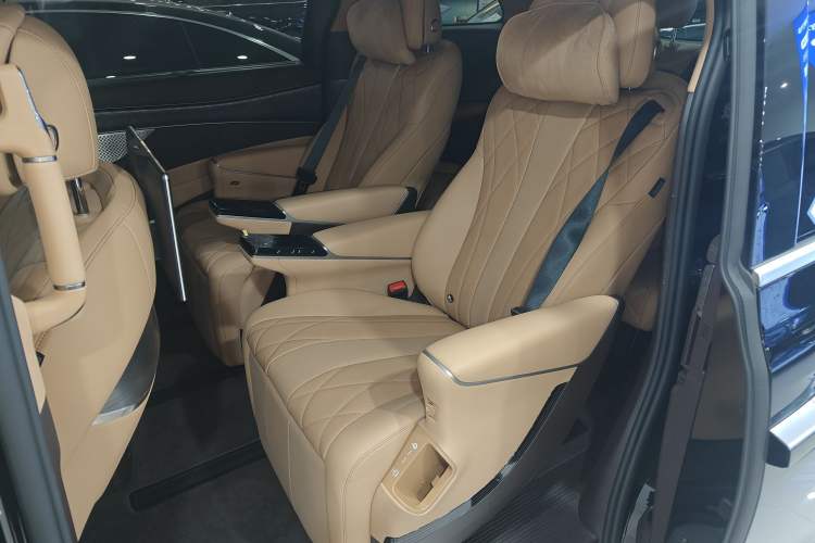 Used Denza D9 2025 DM-i Intelligent Drive 1020 Four-Wheel Drive Prestige Model
