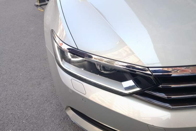 Used Volkswagen Magotan 2017 380TSI DSG Prestige Edition Right Front Headlight