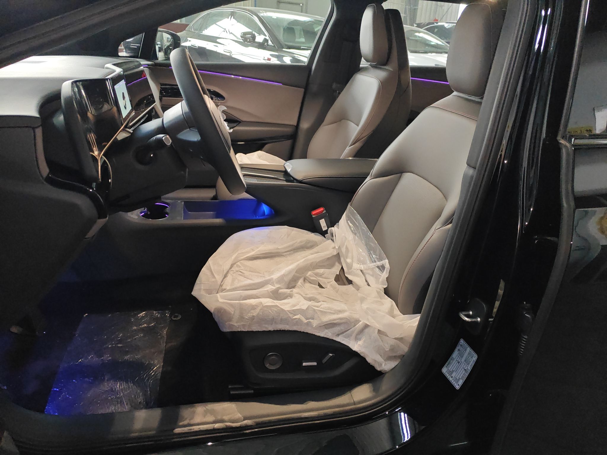 المقاعد الأمامية داخل السيارة