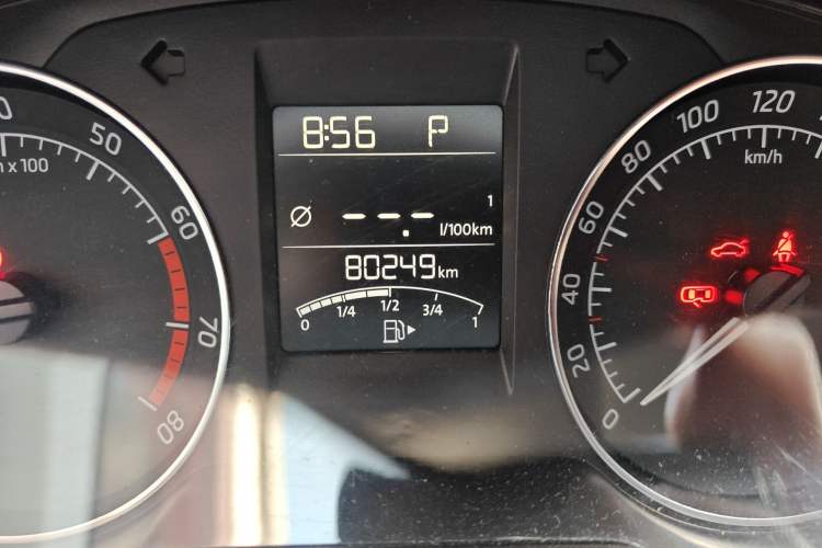 Used Skoda Rapid Spaceback 2016 Revised Version 1.6L Automatic Front-Drive Edition Odometer Close Up