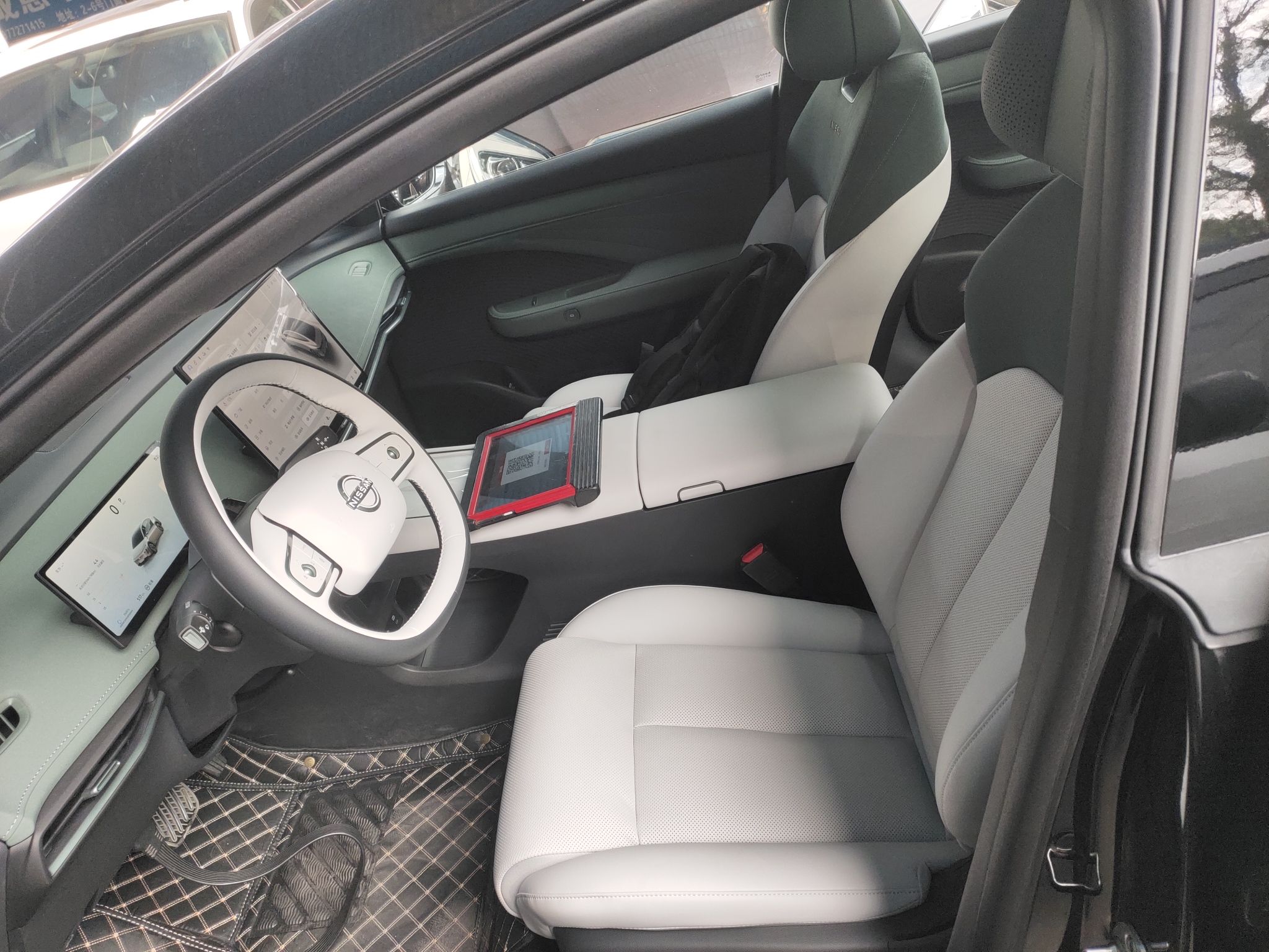 المقاعد الأمامية داخل السيارة