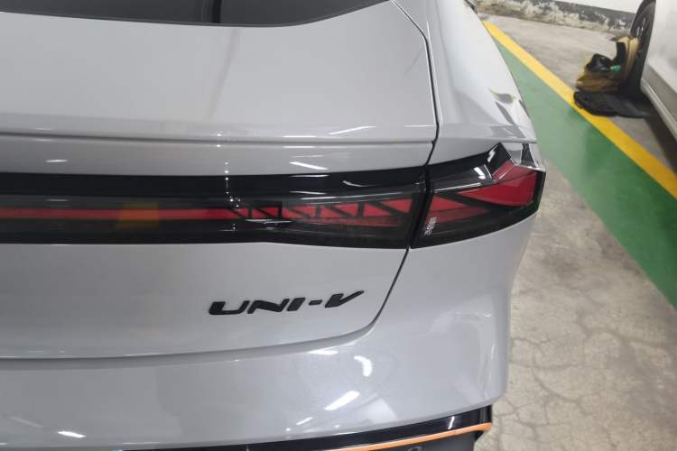 Used CHANGAN UNI-V 2022 2.0T Leading-Speed Edition Right Rear Taillight