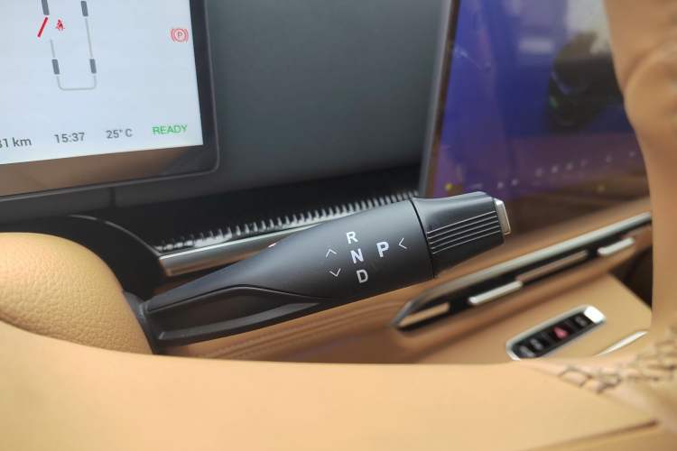 Used VOYAH Dream 2025 PHEV Four-Wheel-Drive Flagship Kunpeng Edition Gear Lever