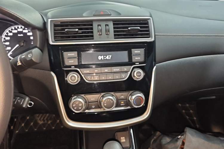 Used Nissan Tiida 2016 1.6L CVT Cool Dynamic Edition Audio And AC Panel