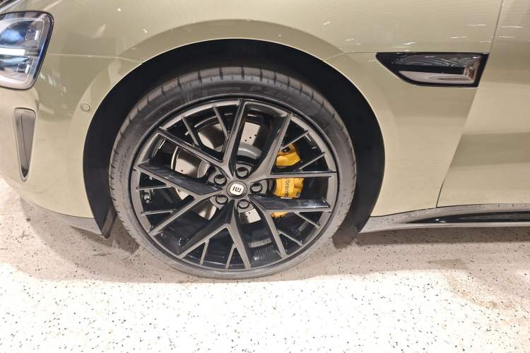 Used Xiaomi Auto SU7 2024 Four-Wheel Drive Ultra-Long Range Advanced Intelligent Driving Max Edition Left Front Wheel Hub