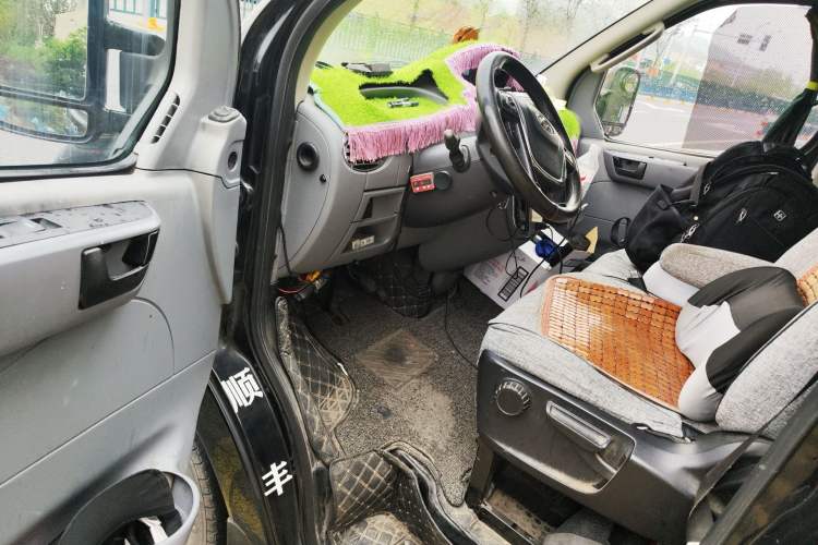 Used SAIC MAXUS Xintu V80 2018 2.5T AMT Elite Edition Long Wheelbase Mid-Roof Design 7/10 Seats Driver Seat