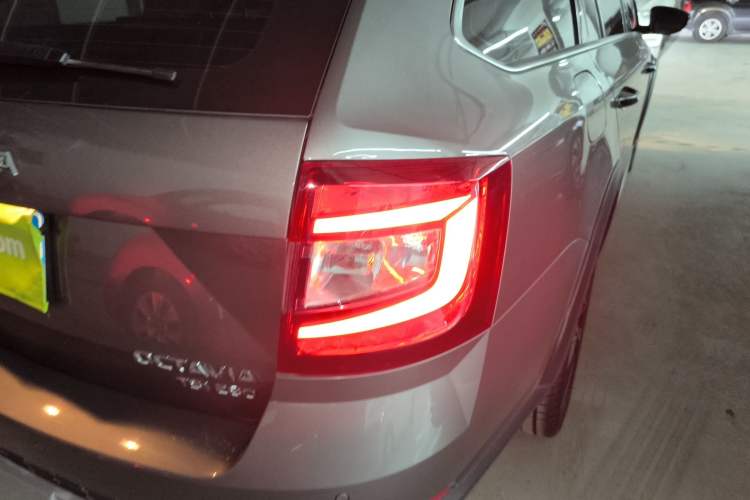 Used Skoda Octavia 2019 TSI280 DSG Flagship Wagon China VI Standard Right Rear Taillight