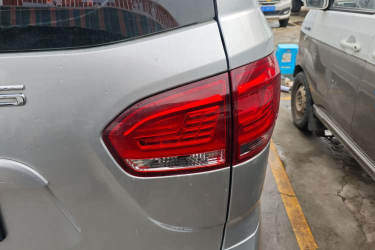 Used SAIC MAXUS G10 2024 2.0L Manual Multi-Function Travel Version CNG 7-Seater