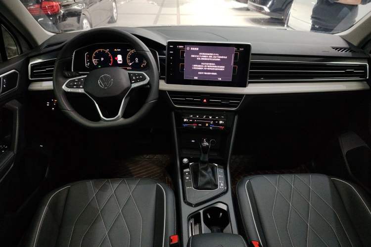 Used Volkswagen Tiguan L 2024 Outstanding Model 300TSI Automatic Two-Wheel Drive Longteng Edition Center Console