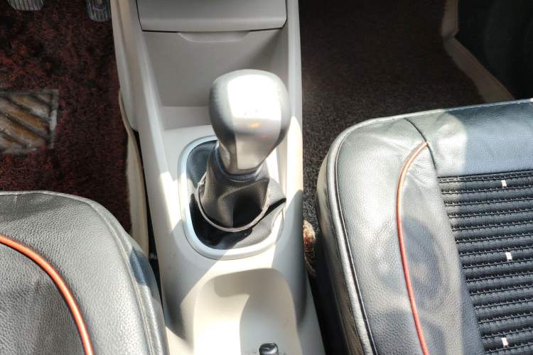 Used Venucia R50 2015 1.6L Manual Fashion Edition
