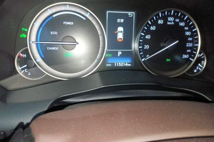 Used Lexus ES 2015 300h Luxury Edition Odometer Close Up