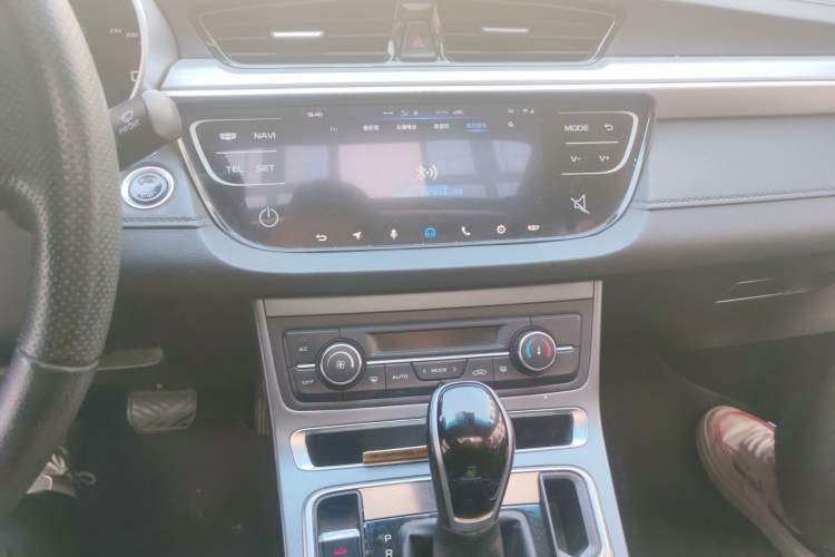 Used Geely Auto Emgrand 2018 1.5L CVT Upward Connect Edition Audio And AC Panel