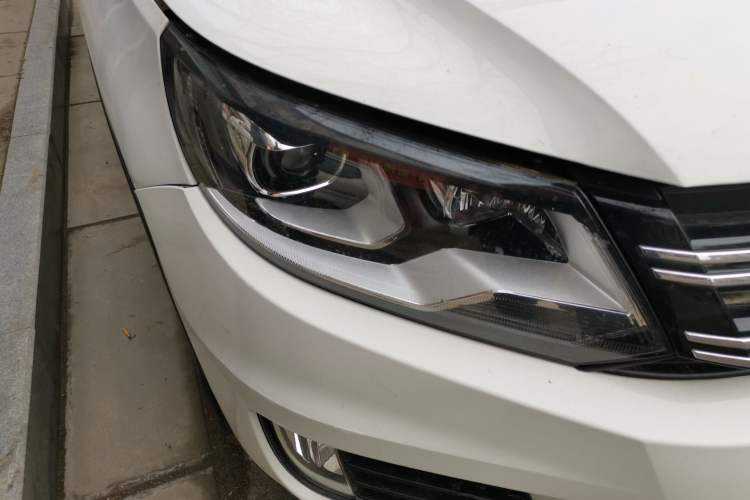 Used Volkswagen Tiguan 2015 1.8TSI Automatic All-Wheel-Drive Luxury Model Right Front Headlight