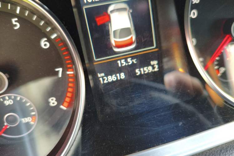 Used Volkswagen FAW-Volkswagen CC 2016 2.0 TSI Luxury Model Odometer Close Up