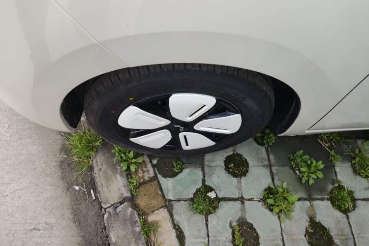Used Wuling Hongguang MINIEV 2025 Four-Door Version Advanced Edition Left Front Wheel Hub