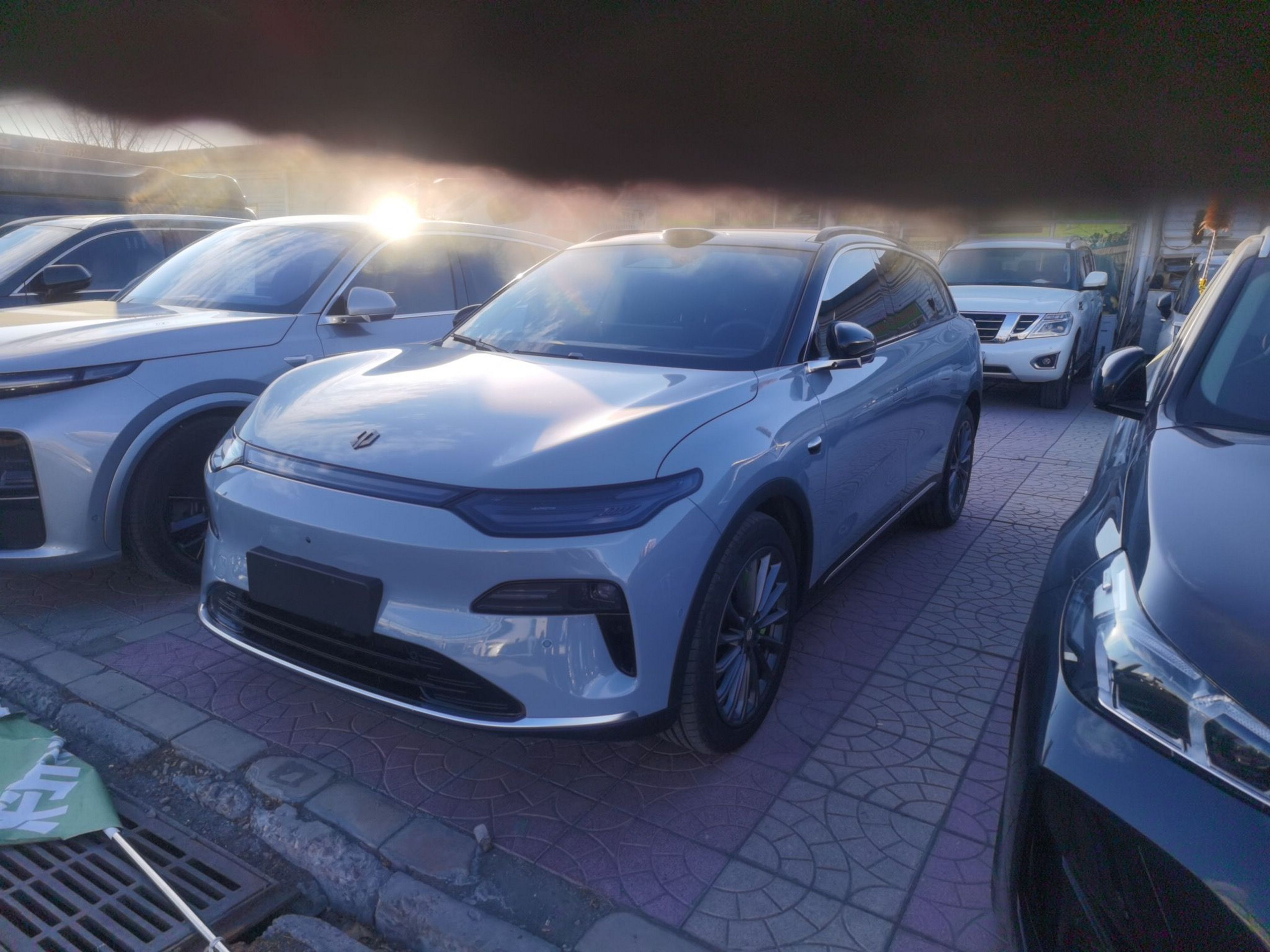 Под передней частью автомобиля