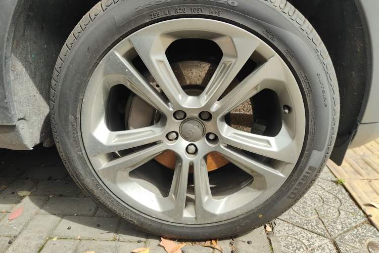 Used Audi Q5 2013 45 TFSI quattro off-road version Right Front Wheel Hub