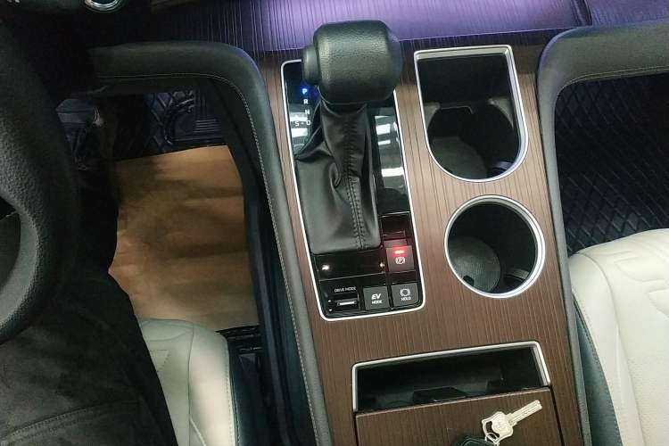 Used Toyota Granvia 2023 2.5L Hybrid Comfort Edition
