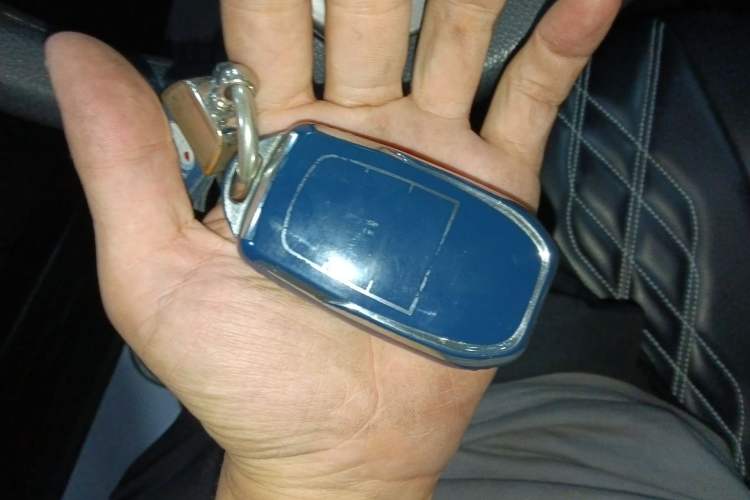 Used Toyota RAV4 2016 2.0L CVT Two-Wheel Drive Fashion Edition China V Standard Vehicle Key