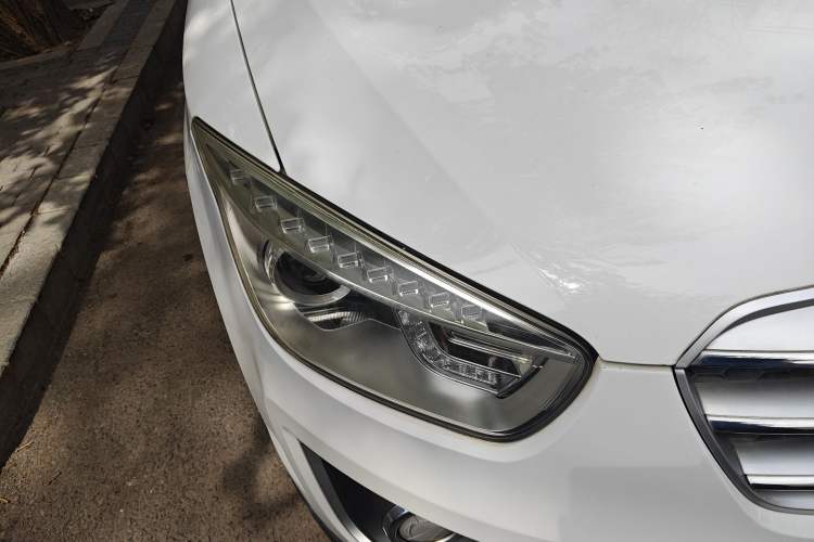 Used Bestune X80 2013 2.0L automatic comfort version Right Front Headlight