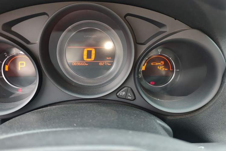 Used Citroen C4L 2014 1.8L Intelligent Drive Automatic Enjoyment Model Odometer Close Up