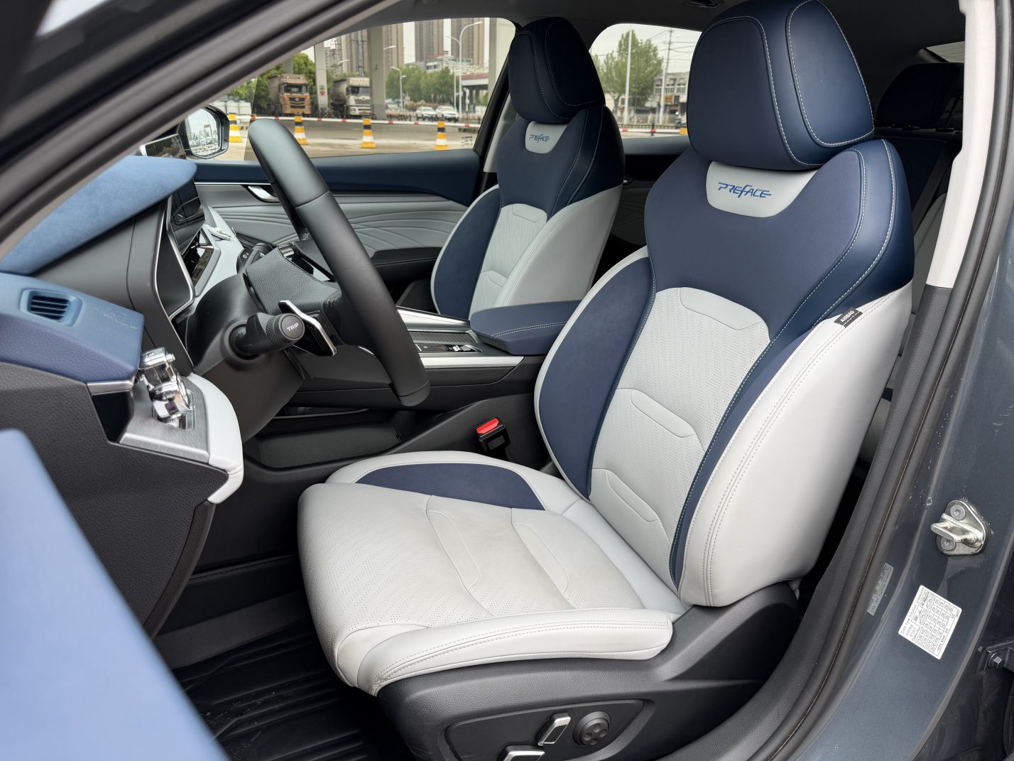 المقاعد الأمامية داخل السيارة