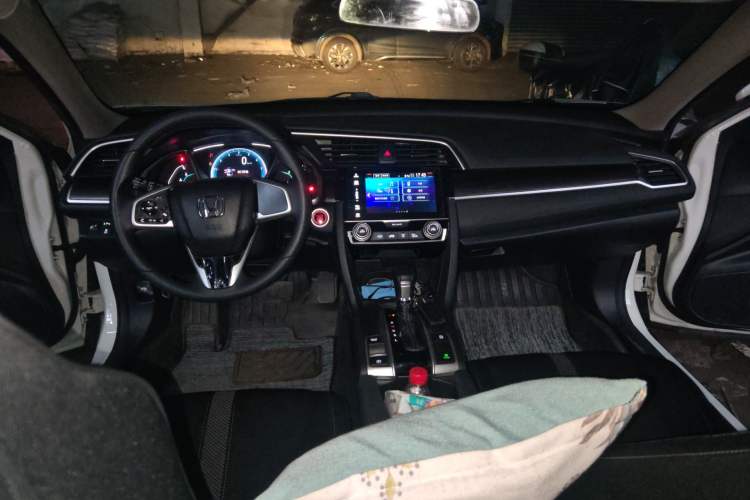 Used Honda Civic 2019 220TURBO CVT Dynamic Edition China VI Center Console