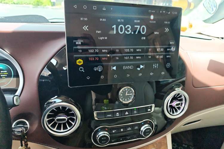 Used Mercedes-Benz Vito 2020 2.0T Business Version 7 Seats Audio And AC Panel