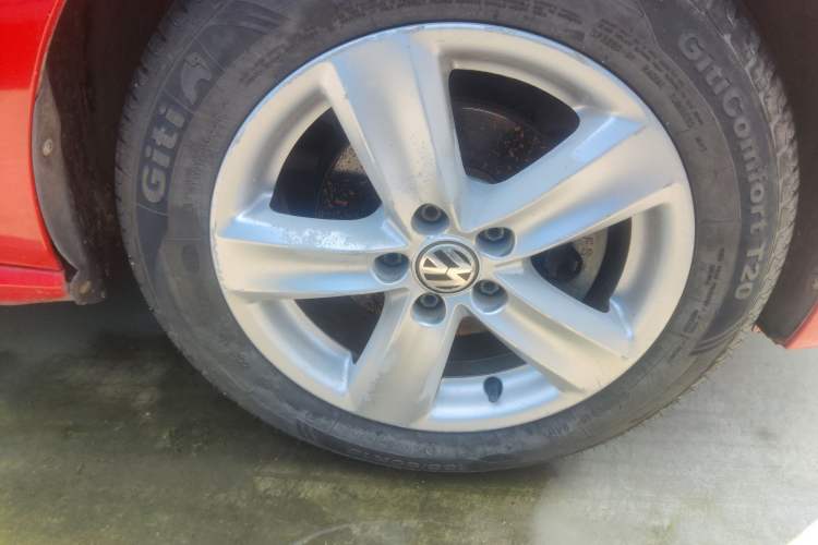 Used Volkswagen Polo 2011 1.6L Automatic ZhiShang Version Right Front Wheel Hub