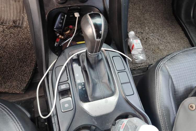 Used Hyundai Santa Fe 2013 2.4L Automatic Two-Wheel Drive Smart Version Gear Lever