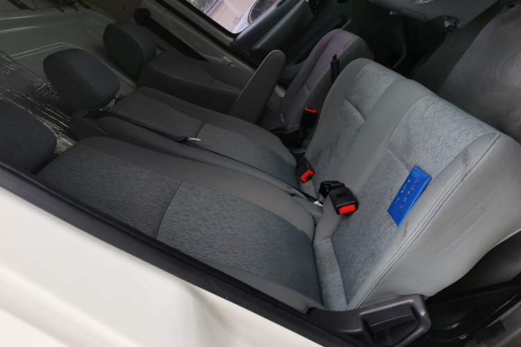 Used Foton Toano 2024 Geely Xianghuo Van 2.5T Manual Extended Wheelbase Mid-Roof Design Rear Dual Tires 3-Seater Left Rear Seat