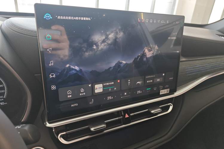 Used Toyota Crown Kluger 2026 Model 2.5L HEV All-Wheel-Drive Prestige Edition Audio And AC Panel