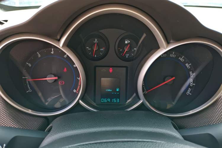 Used Chevrolet Cruze 2013 Hatchback 1.6L Manual Luxury Model Instrument Cluster