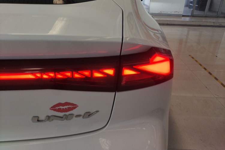 Used CHANGAN UNI-V iDD 2023 ZhiDian iDD 1.5T 113km Smart & Fun Version
