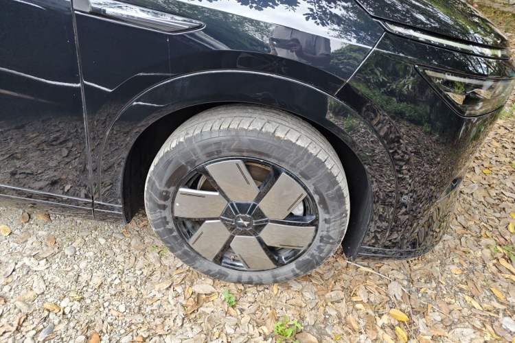 Used XPeng X9 2024 702 Ultra-Long Range Max Right Front Wheel Hub