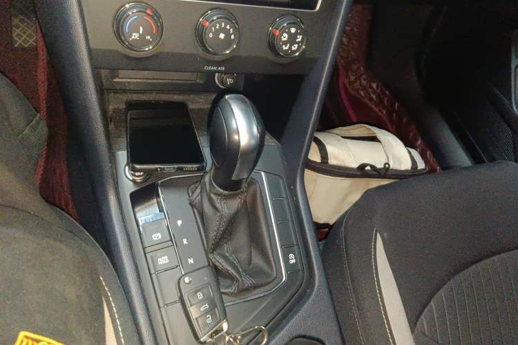 Used Volkswagen Tharu 2023 300TSI Two-Wheel-Drive Crescent Edition Gear Lever