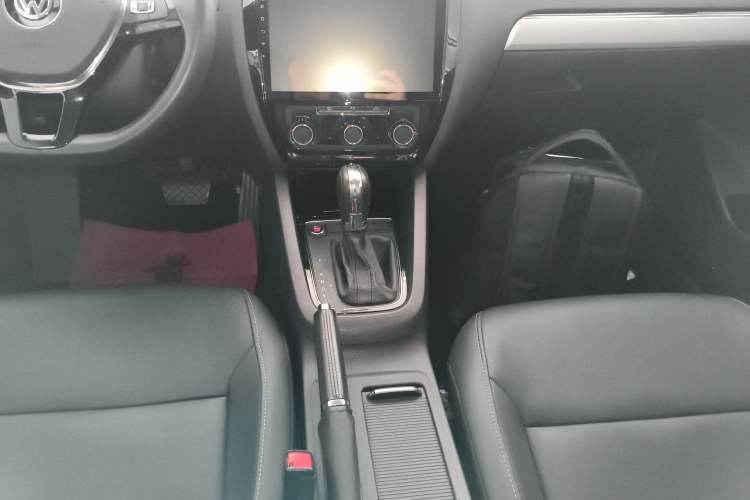 Used Volkswagen Sagitar 2018 1.6L Automatic Comfort Model Gear Lever