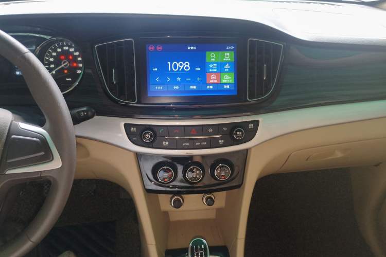 Used Baojun 730 2016 1.5L Manual Comfort Version 7 Seats China V Emission Standard Audio And AC Panel