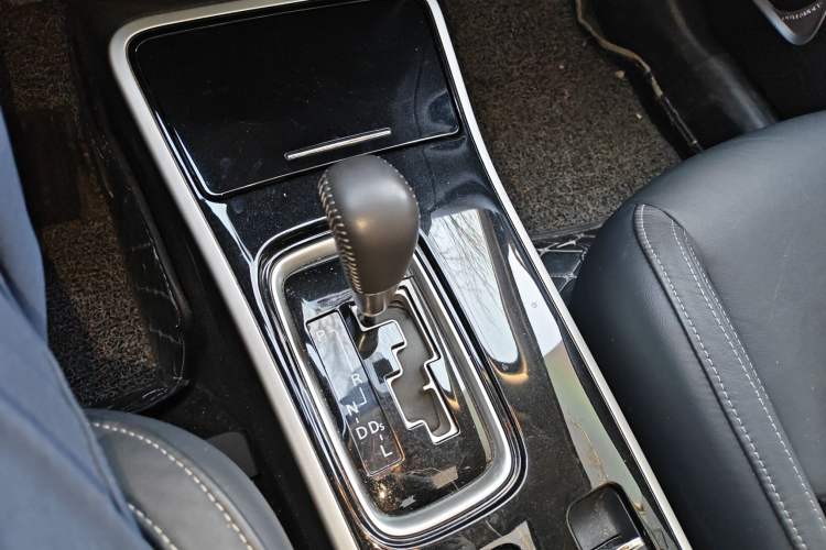 Used Mitsubishi Outlander 2019 2.0L Two-Wheel Drive Comfort Edition 7 Seats China V Emission Standard