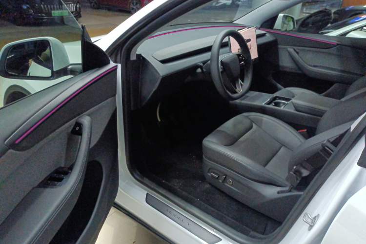 Used Tesla Model Y 2025 Rear-Wheel Drive First Edition
