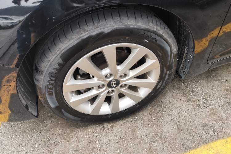 Used Hyundai Mistra 2014 1.8L Automatic Smart GLS Left Front Wheel Hub