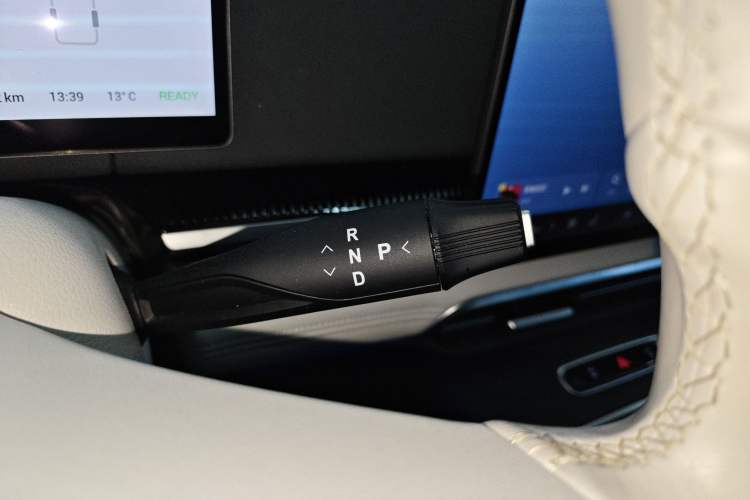 Used VOYAH Dream 2025 PHEV Four-Wheel-Drive Flagship Kunpeng Edition
