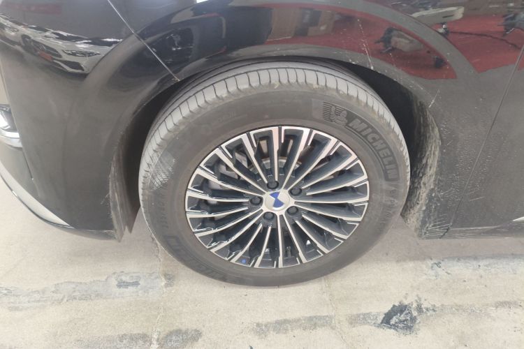 Used Denza D9 2024 DM-i 980 Four-Wheel Drive Prestige Model Left Front Wheel Hub