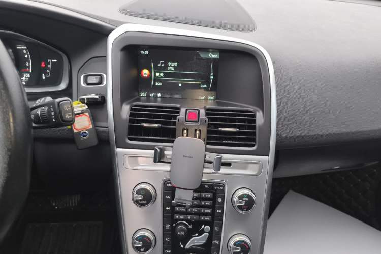 Used Volvo XC60 2017 T5 AWD Smart Drive Edition Audio And AC Panel