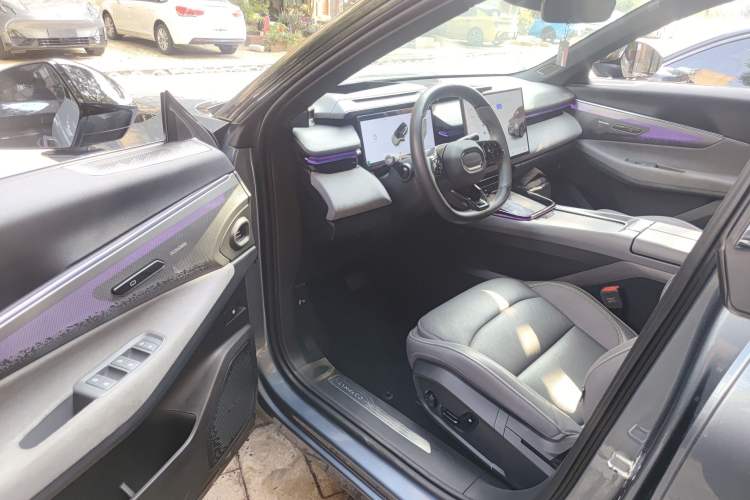 Used Lynk & Co 08 EM-P 2025 220 km All-Wheel-Drive Performance Halo
