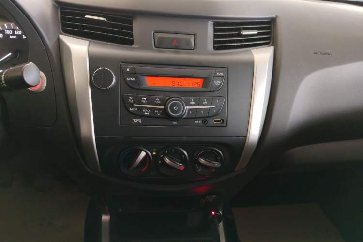 Used Nissan Navara 2019 2.5L Manual Two-Wheel Drive Comfort Version China VI QR25
