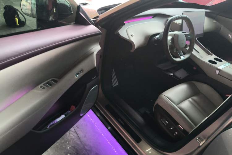 Used Xiaomi Auto YU7 2025 Ultra-Long Range High-Performance All-Wheel-Drive Max Edition Driver Seat
