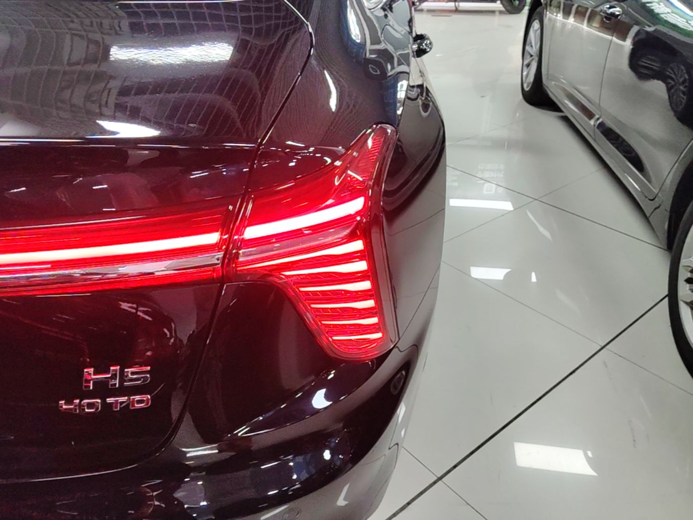 Hongqi H5 2025 2.0T Automatic Flag Edition – 500 000 Units Commemorative Version — снимка 9