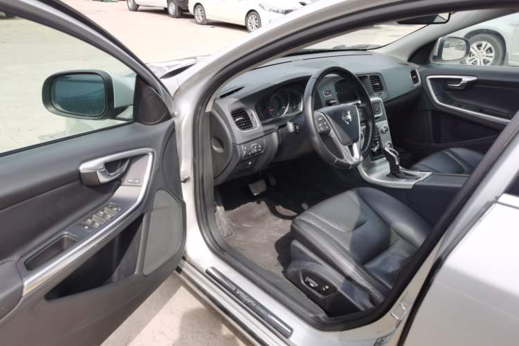 Used Volvo S60 2015 S60L 2.0T Zhiyuan Edition
